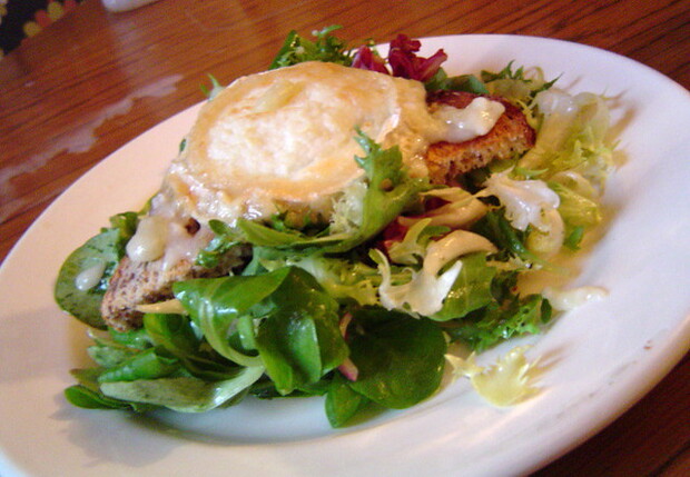 La salade de chèvre chaud