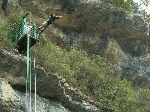 saut depuis la grotte