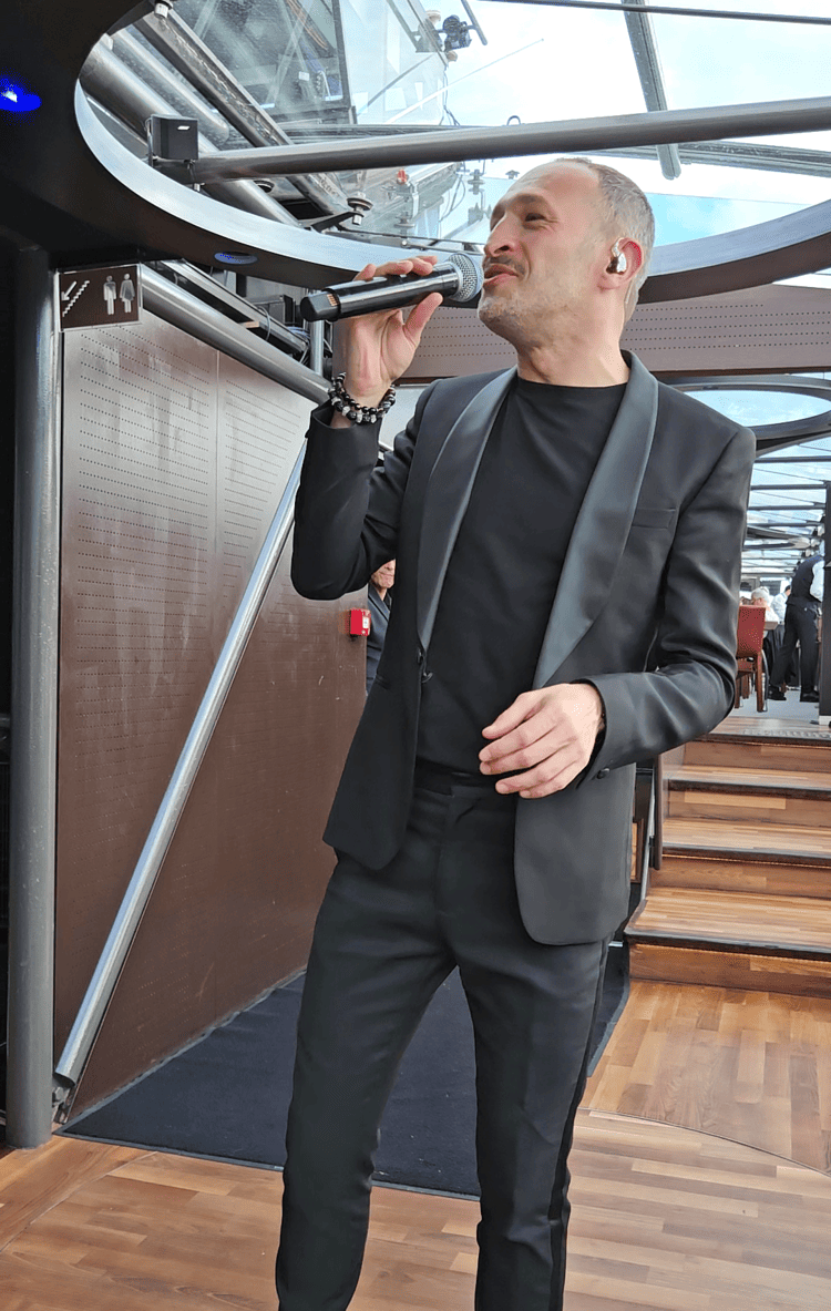 Chanteur sur le bateau
