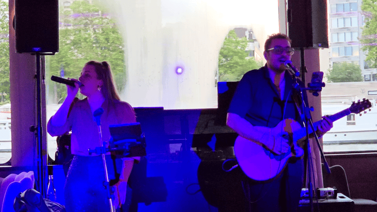 Les chanteurs du bateau