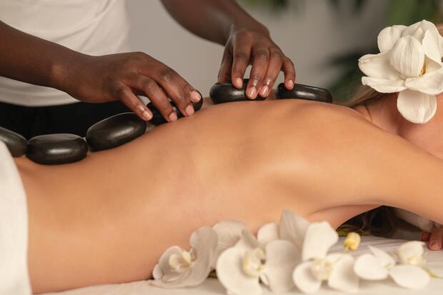 Massage avec pierres chaudes au spa