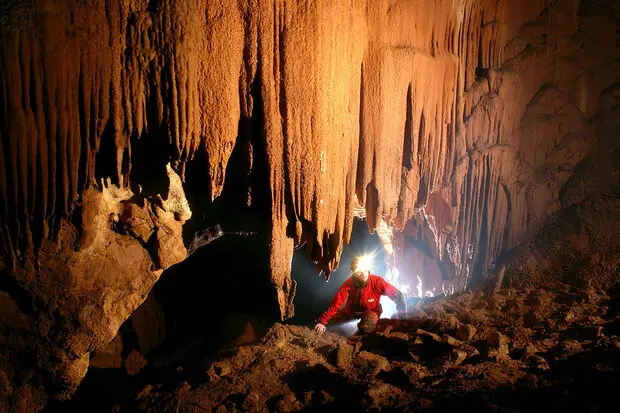Spéléologie dans la grotte Carpinettu