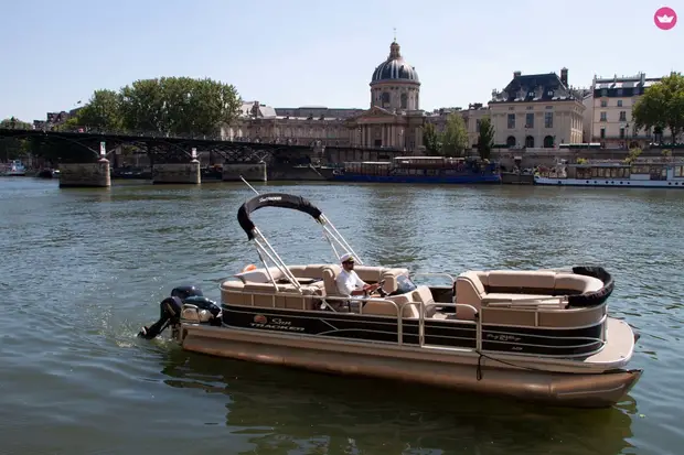 Suntracker Party Barge