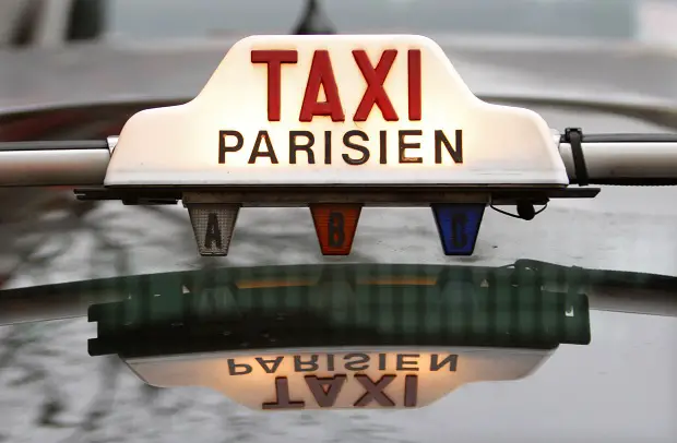 Lumineux sur le toit d'un taxi