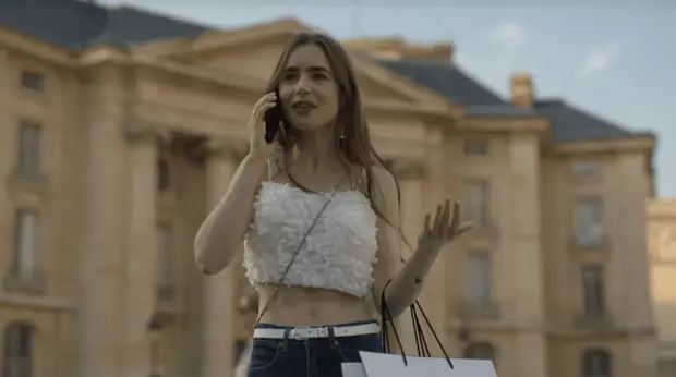 top blanc fleuri avec un jean