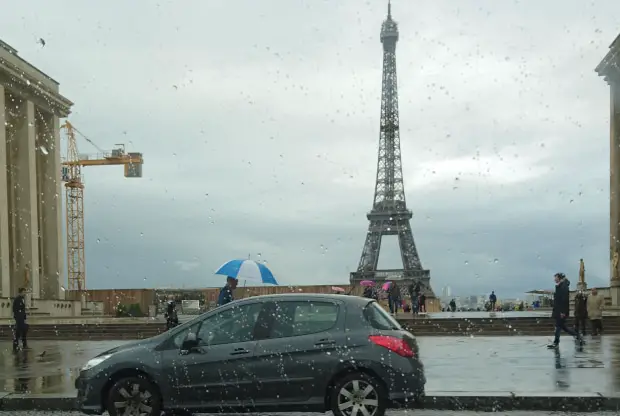 tour eiffel trocadero pluie