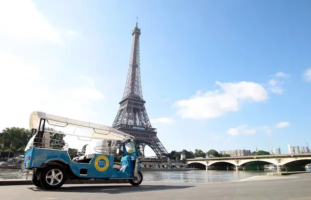 Tuk tuk et Tour Eiffel