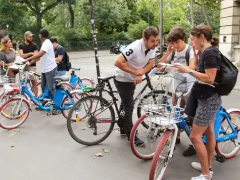 Groupe de joueurs à vélo