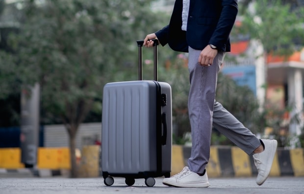 Un sac de voyage résistant et complet en cuir pour homme