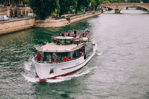 Un bateau de croisière sur la Seine