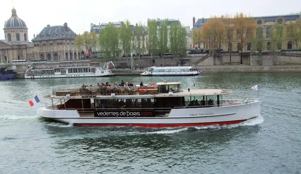 Embarcation de Vedette de Paris