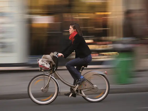 femme sur un vélib