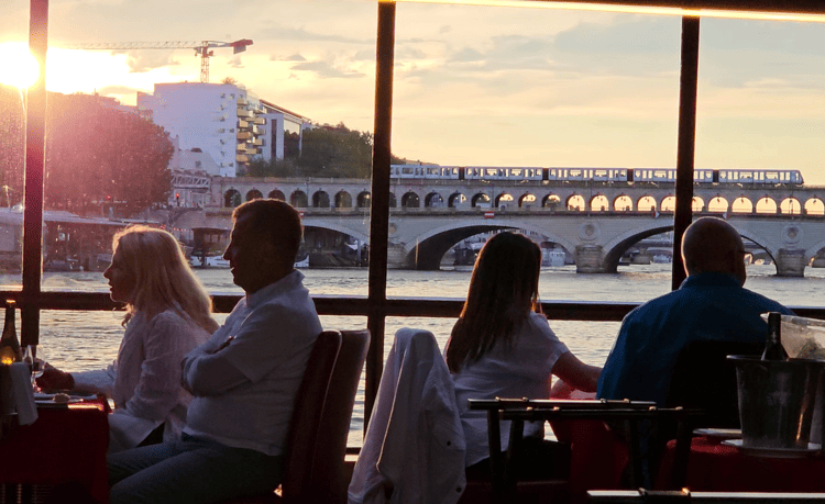Le beau coucher de soleil pendant le dîner