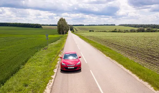 voiture dans un champ