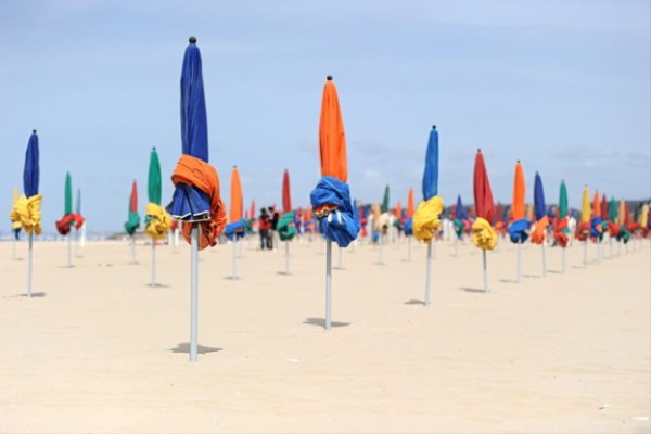 Plage avec parasol