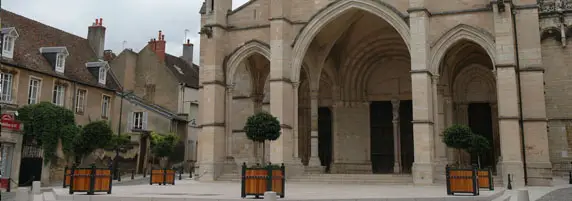 Beaune église entrée ville