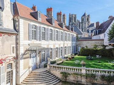 L'Hotel de Panette Un exceptionnel château en coeur de ville