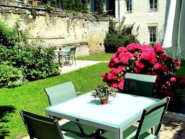 Apt duplex ou plain pied tout confort plein centre ville Bayeux proche commerces restaurants avec terrasse privative ou jardin commun aménagé clos par